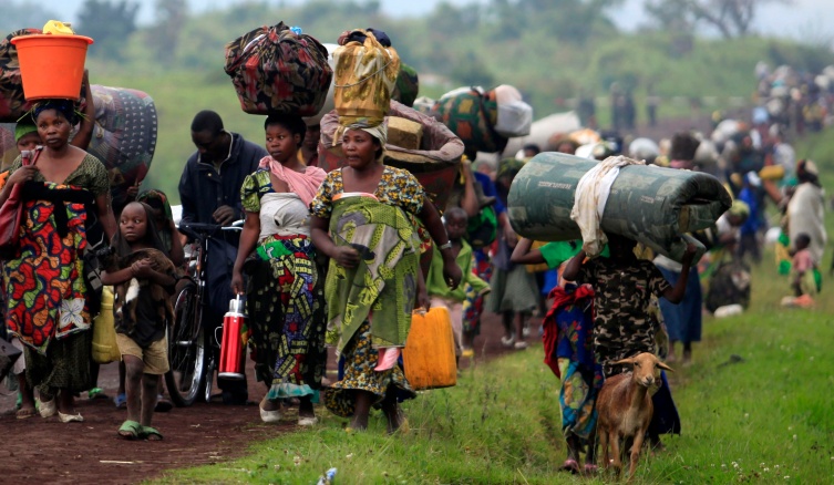 FAMILIES FLEEING VIOLENCE WALK TOWARD EASTERN CONGO